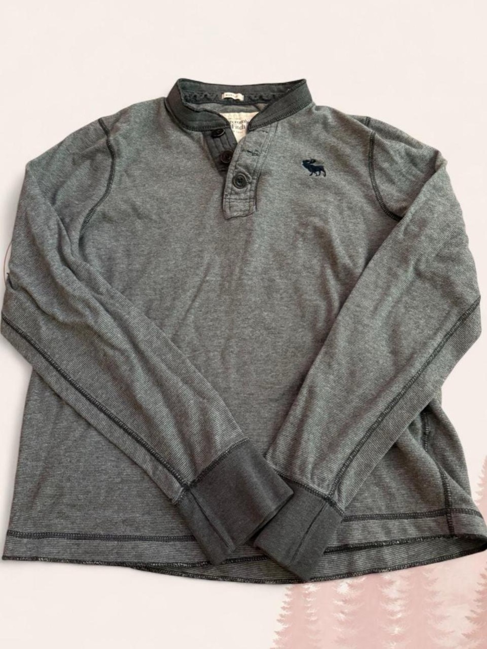 Abercrombie & Fitch Y2K Muscle Fit Long Sleeve Henley – Men’s Large